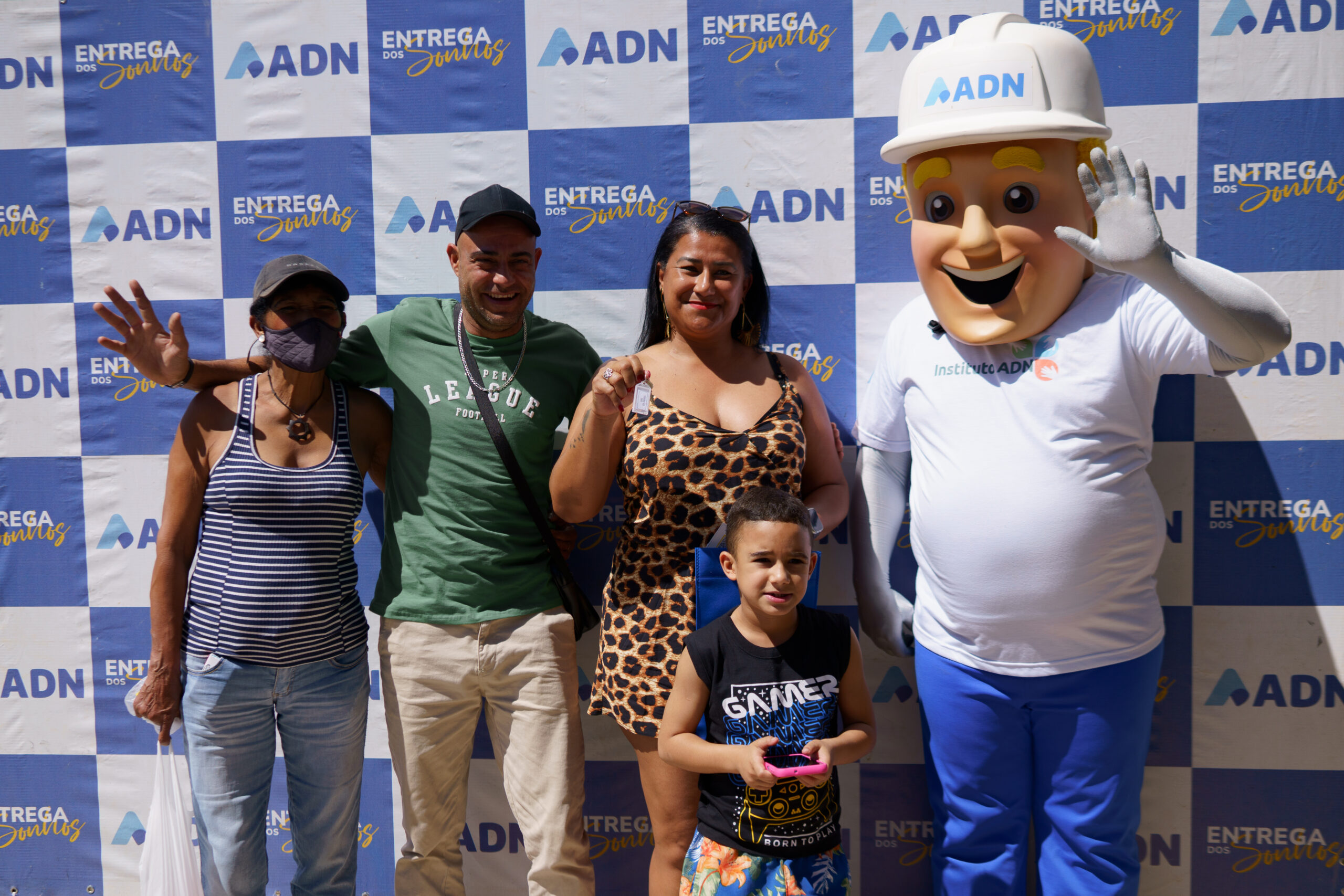 Divulgação Grupo ADN A emoção foi presença constante durante a cerimônia, que reuniu cerca de 350 pessoas, entre futuros moradores e familiares.