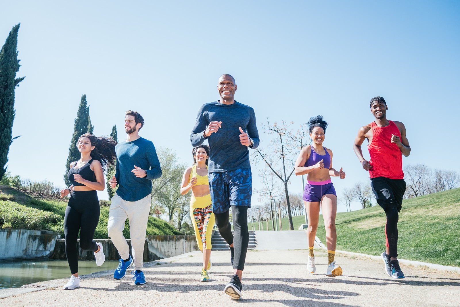 Atividades coletivas como danças, lutas ou esportes tornam o processo mais dinâmico e motivador Créditos: Envato