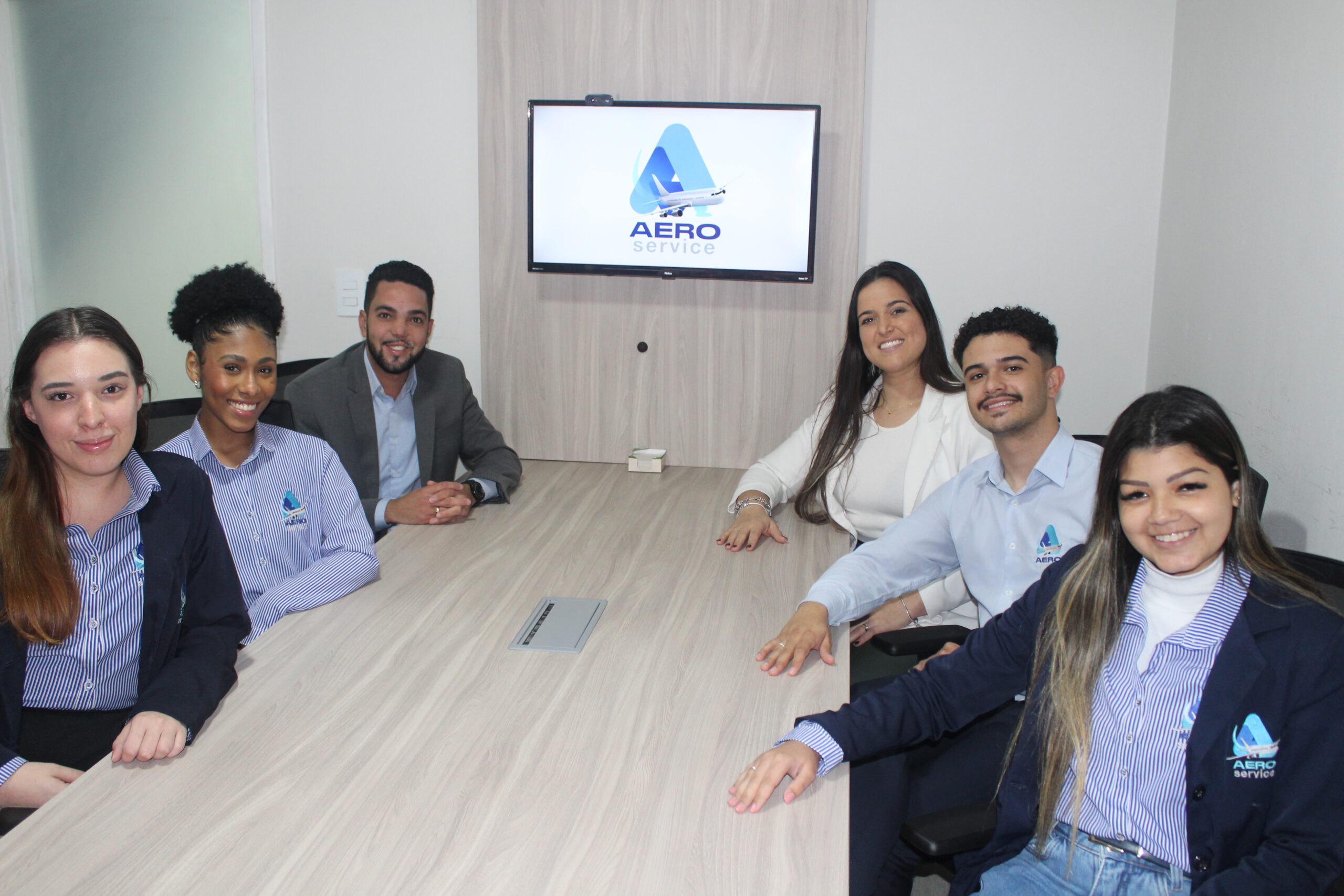 Divulgação Equipe da Aero Service na nova sede da empresa