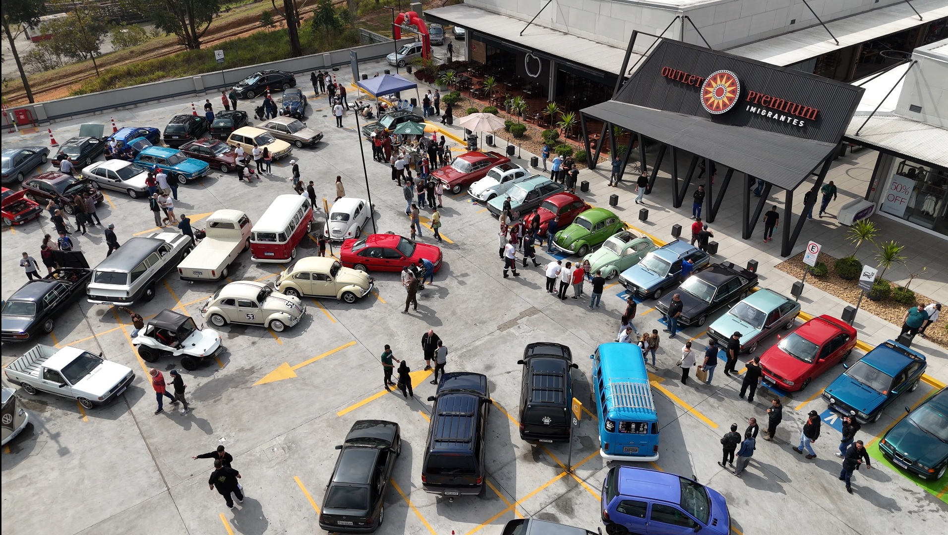 1ª edição do Encontro de Carros Antigos no Outlet Premium Imigrantes, realizada em agosto de 2025