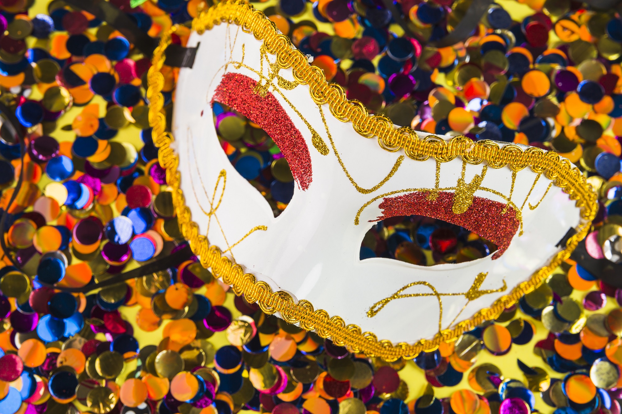 colorful-carnival-composition-with-masks