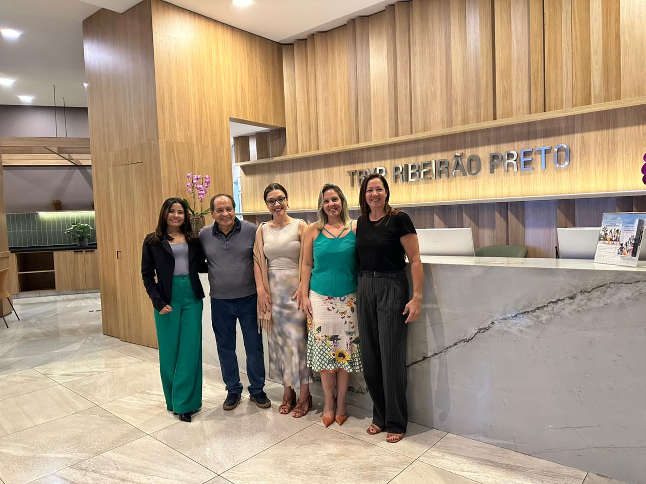 Divulgação Leidy Ribeiro, supervisora comercial; Cézar de Aveiro, diretoria da AVIRRP; Ana Carolina, gerente geral; Erika Arruda, sub gerente comercial; Raquel Ferreira, gerente de operações