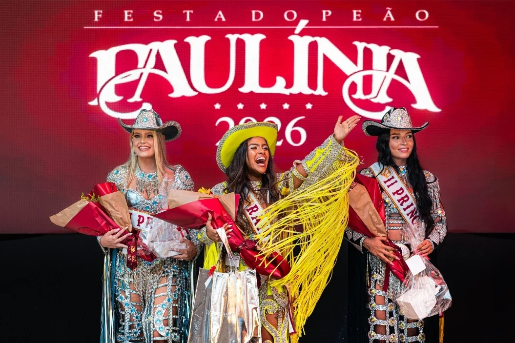 Rainha-da-Festa-do-Peao-de-Paulinia-2026-Ana-Carolina-Berenguel-ao-centro-e-princesas-Julia-Medeiros-a-esquerda-e-Luma-de-Vuono-a-direita (1)