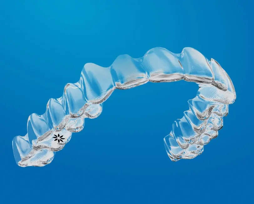 Photo-innovation-Invisalign-clear-aligners-blue-background